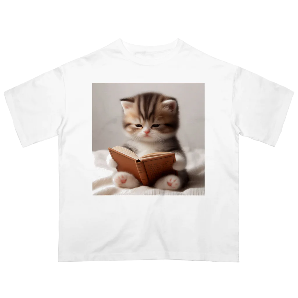 しんふぉショップの読書する赤ちゃんネコのグッズ Oversized T-Shirt