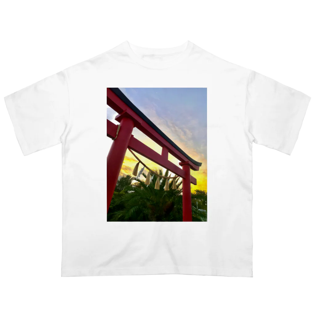 kayuuの夕陽に映える紅色の鳥居 オーバーサイズTシャツ