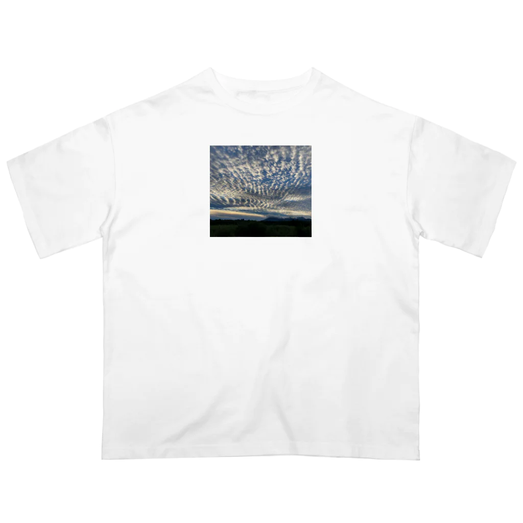 kawattiの画像店の雲に占領された青空 Oversized T-Shirt