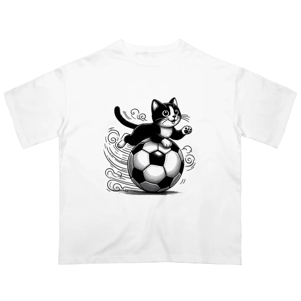 ボールボーイの猫とサッカーボール白黒 Oversized T-Shirt