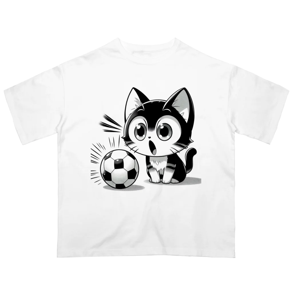 ボールボーイのサッカーボールに驚いてる猫 Oversized T-Shirt