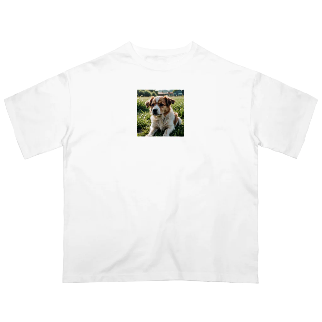 kokin0の草むらで斜めを見つめる犬 dog looking for the anywhere オーバーサイズTシャツ