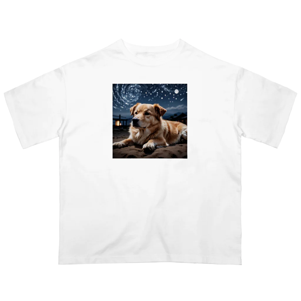 kaerinofficeの夜の静寂に包まれた写真には、一匹の夜行性の犬が佇んでいます。 オーバーサイズTシャツ