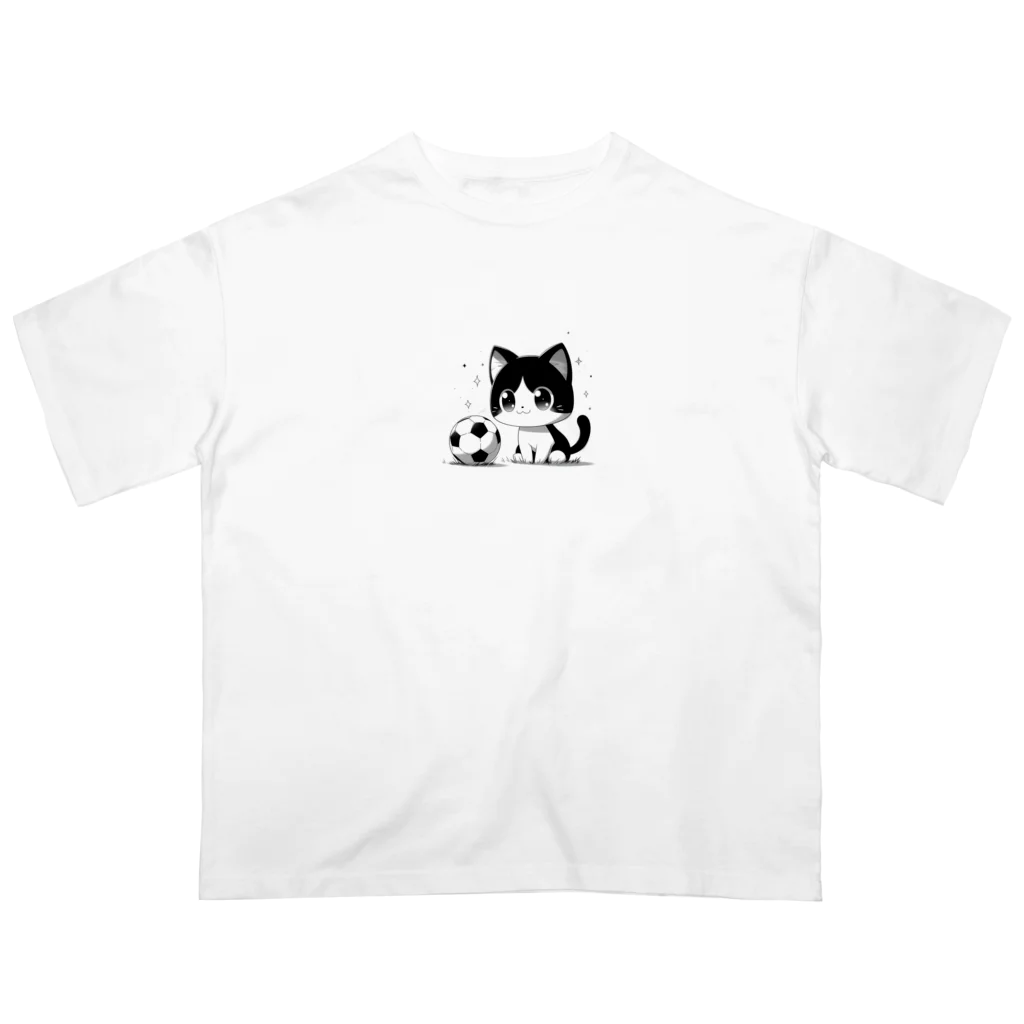 ボールボーイの猫とサッカーボール オーバーサイズTシャツ