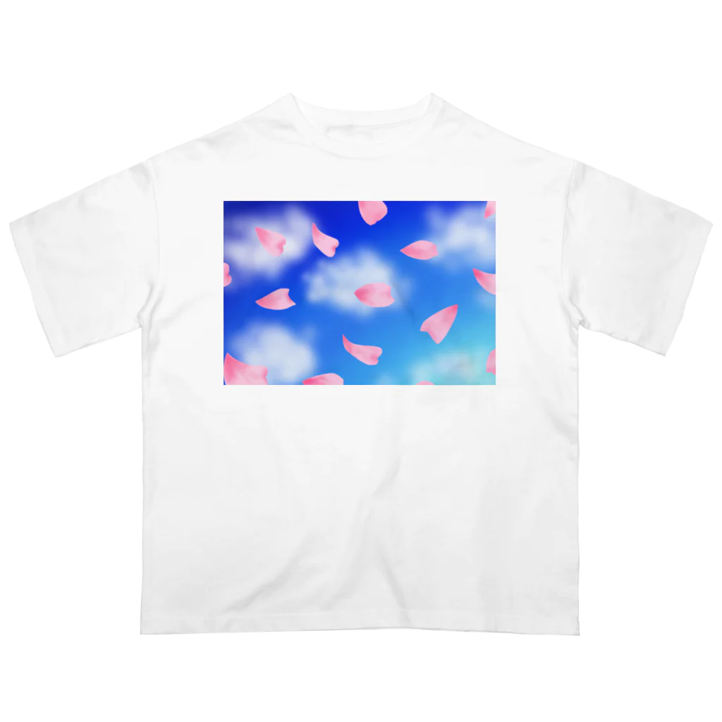 Lily bird（リリーバード）の花びらの舞う青空、浮かぶ雲 オーバーサイズTシャツ