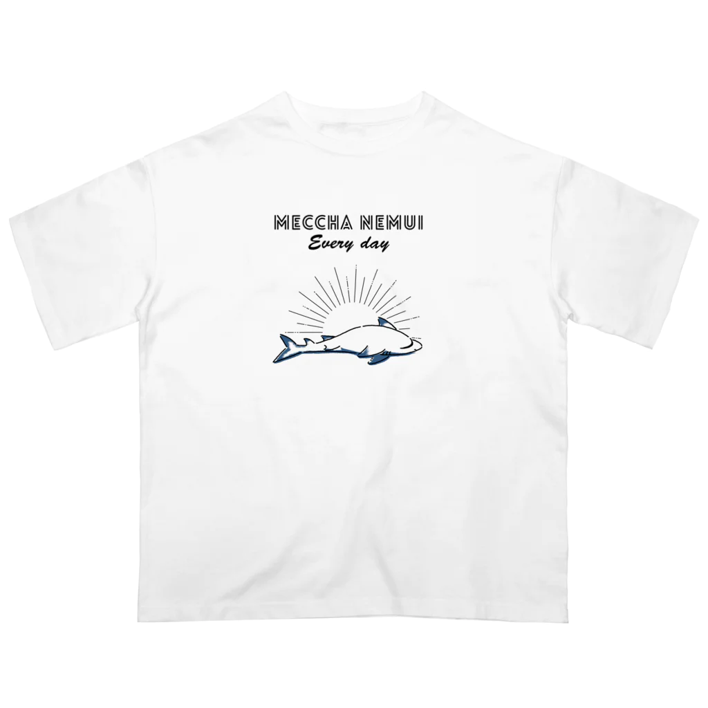 屋台 urukaのMECCHA NEMUI さめ オーバーサイズTシャツ