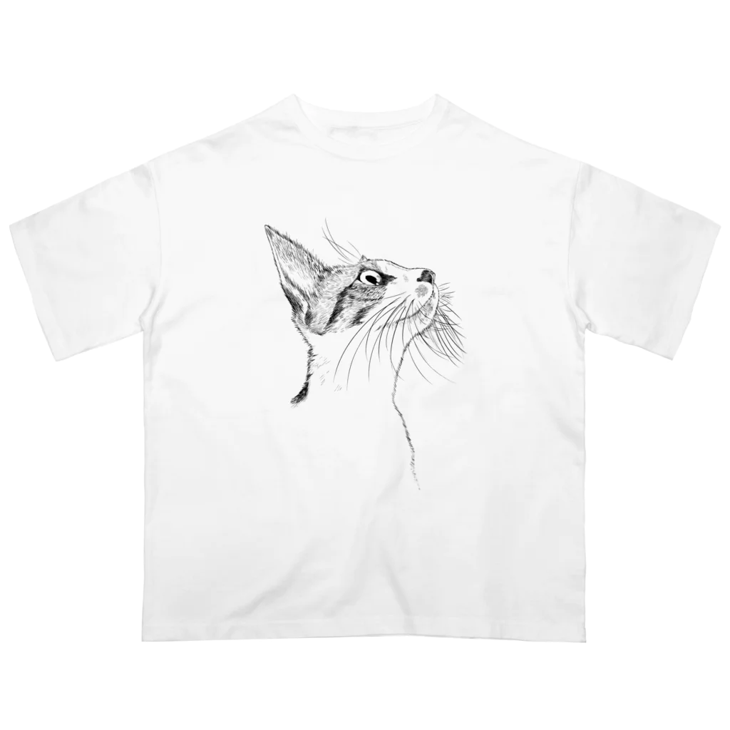 あくび猫とふとん(byそらあーつ)のほっそりキジトラ白猫ちゃん、上を見ている オーバーサイズTシャツ