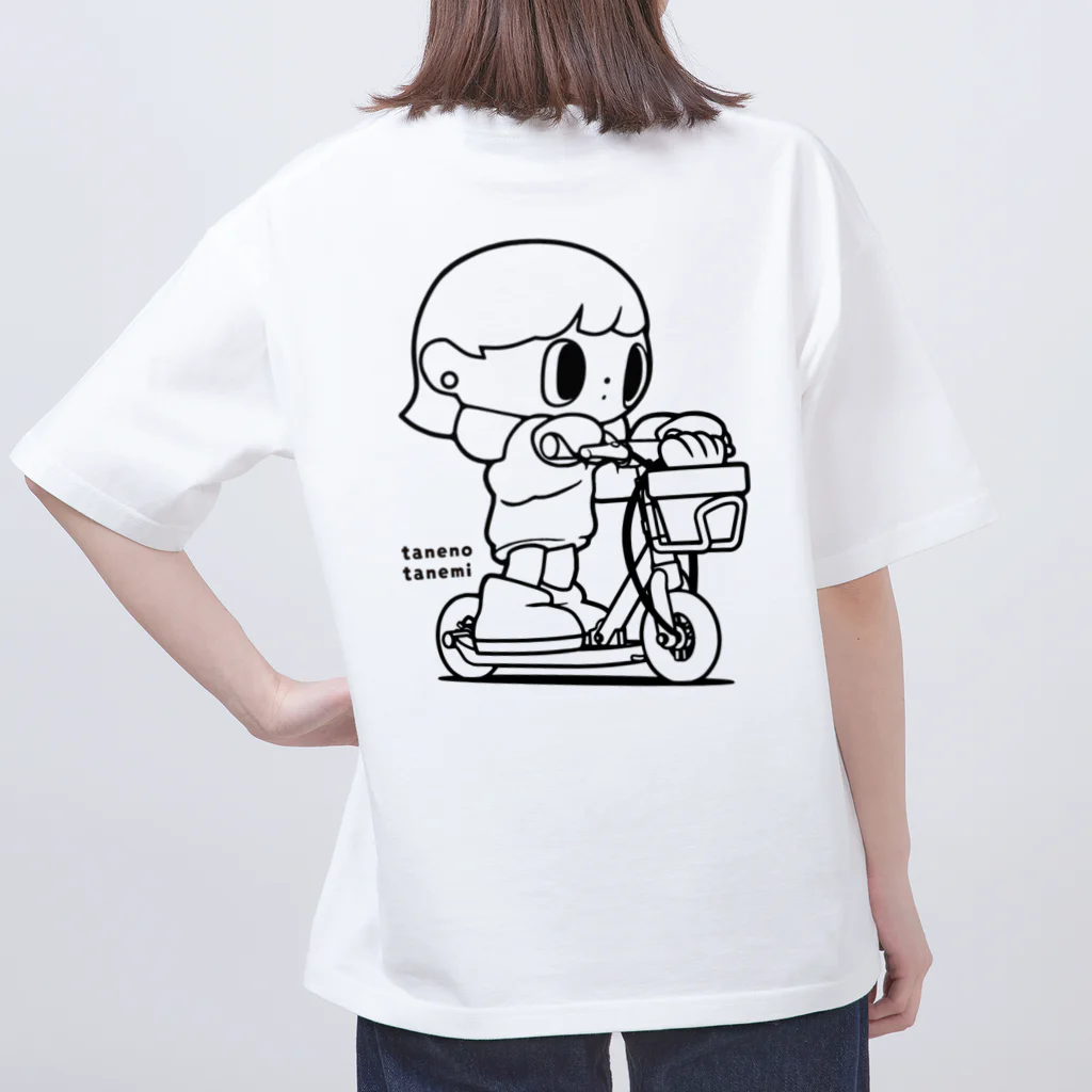 tane tane. のキックボードに乗った（白黒） オーバーサイズTシャツ