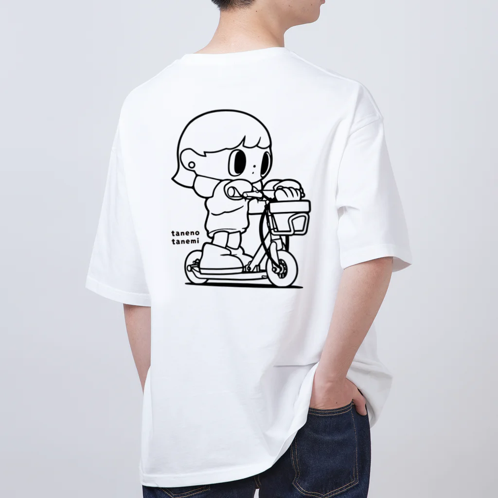 tane tane. のキックボードに乗った（白黒） オーバーサイズTシャツ