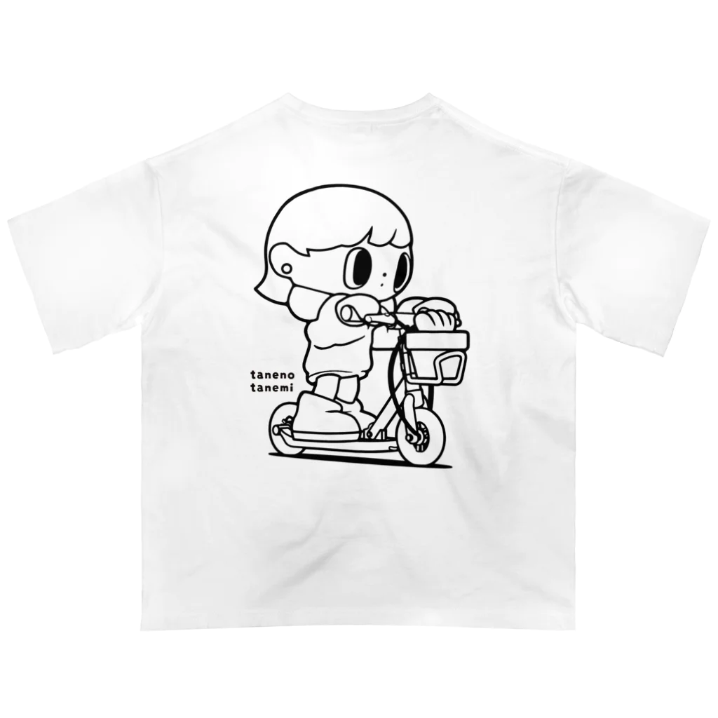 tane tane. のキックボードに乗った（白黒） オーバーサイズTシャツ