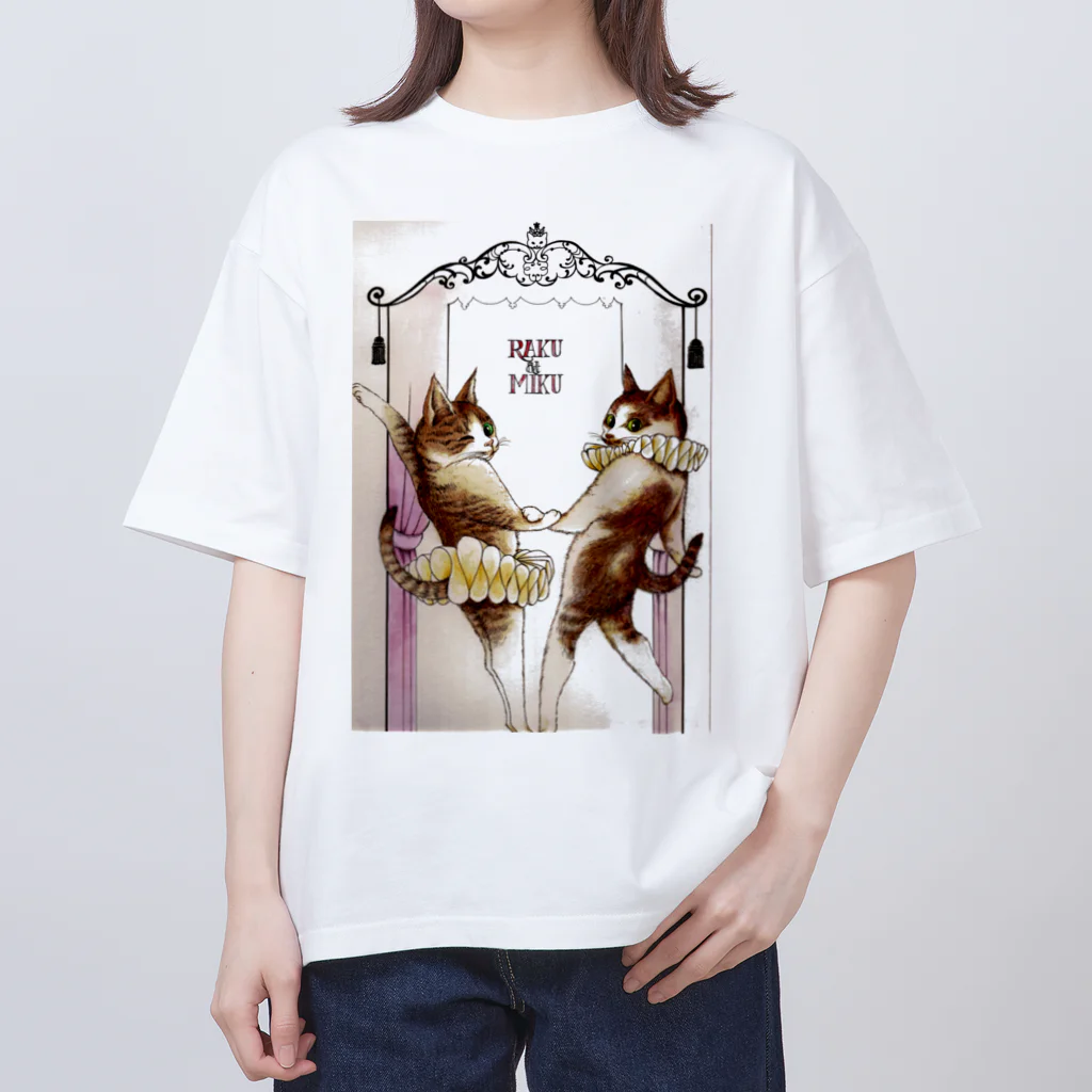 chidyu22の猫のダンスショウ Oversized T-Shirt