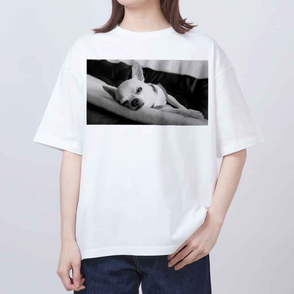 akane_art（茜音工房）のモノクロチワワ（アンニュイ2） オーバーサイズTシャツ