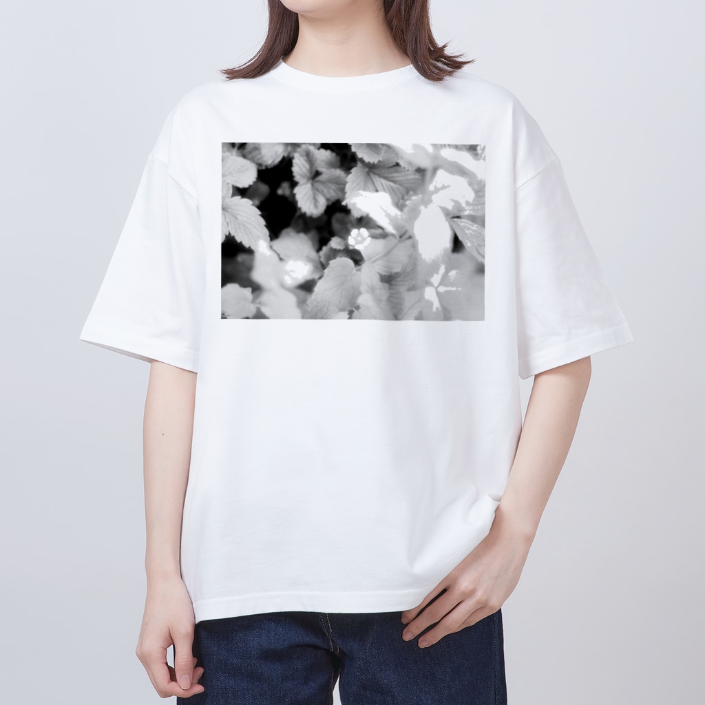 akane_art（茜音工房）のモノクロフラワー（野いちご） Oversized T-Shirt