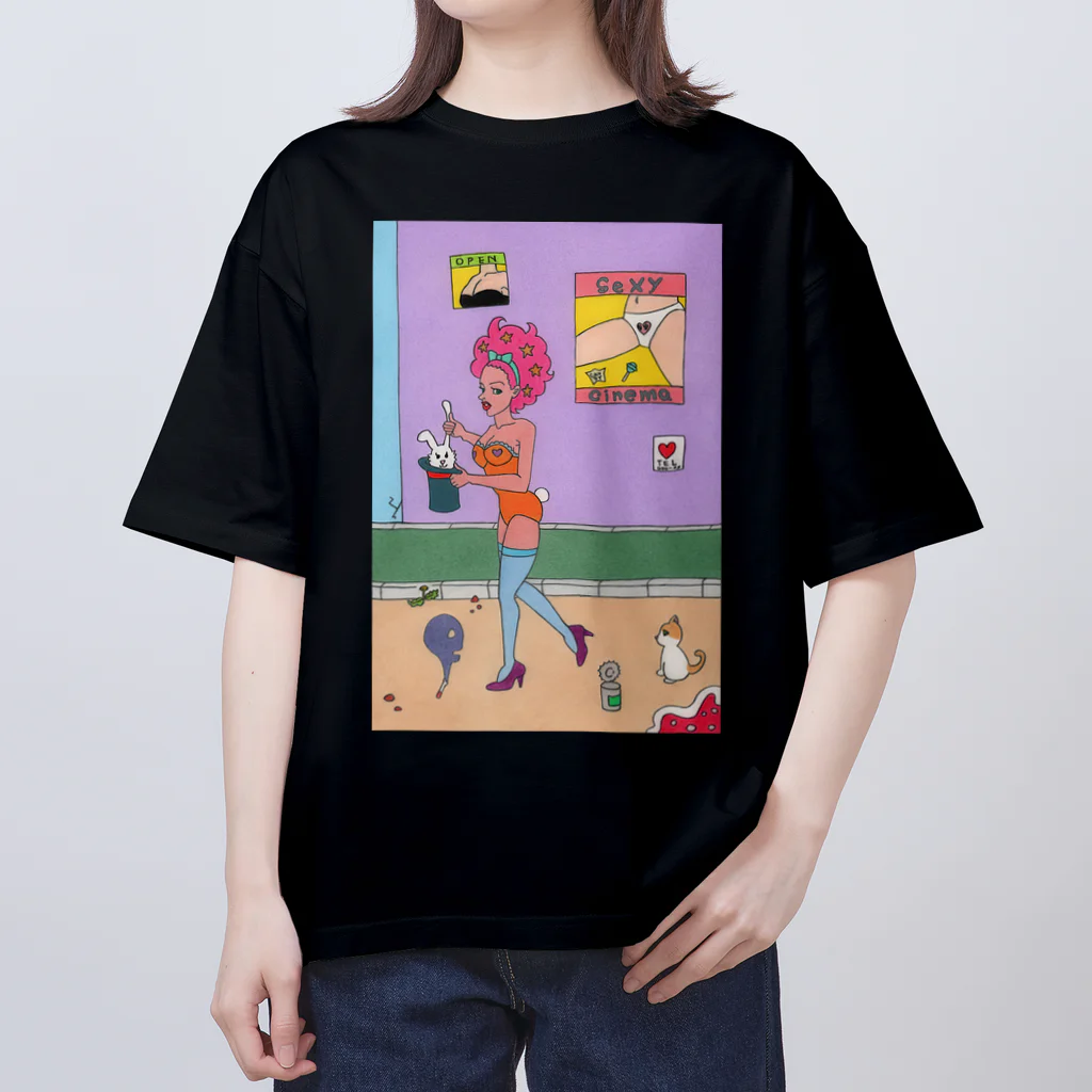 ピンクスキーのお店の路上のショーガール Oversized T-Shirt