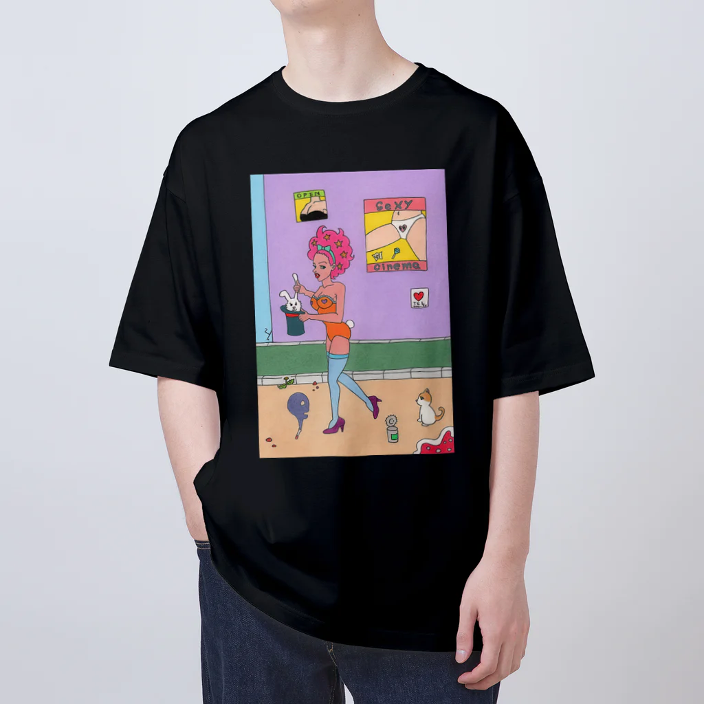 ピンクスキーのお店の路上のショーガール Oversized T-Shirt