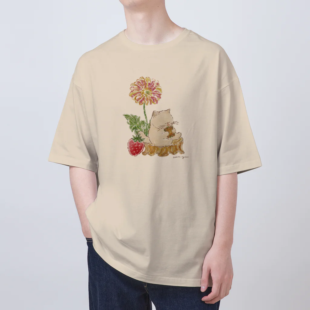 coeur.yu（クードットユー）の①いちごを独り占めしてランチ中のプーミーちゃん Oversized T-Shirt