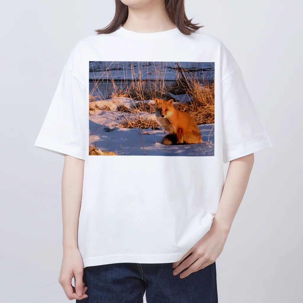 空屋　sorayakusakaの202201010715000　朝日の中のキタキツネ Oversized T-Shirt