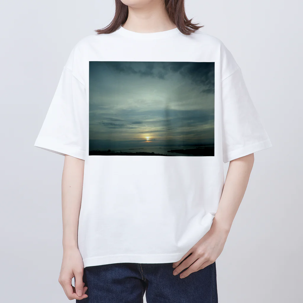 空屋　sorayakusakaの201409131716000　夕暮れの釧路港 Oversized T-Shirt