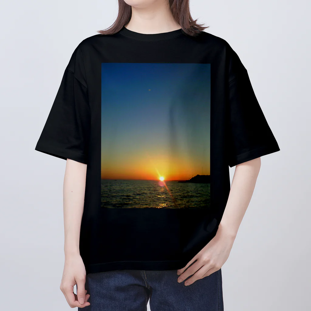 空屋　sorayakusakaの200803121721000　水に沈む太陽 Oversized T-Shirt