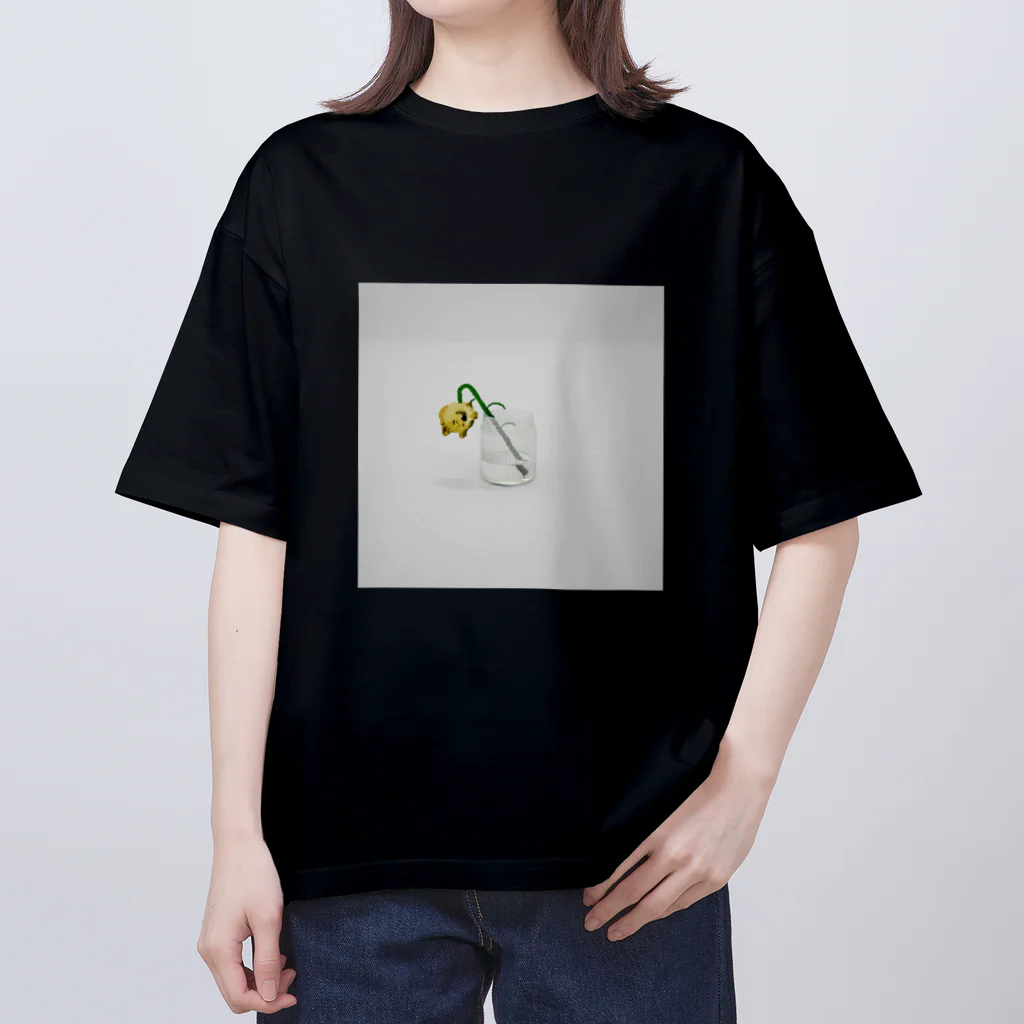 otaku meme queen Online ShopのGreen Doge in the Deserted Room Oversized T-Shirt