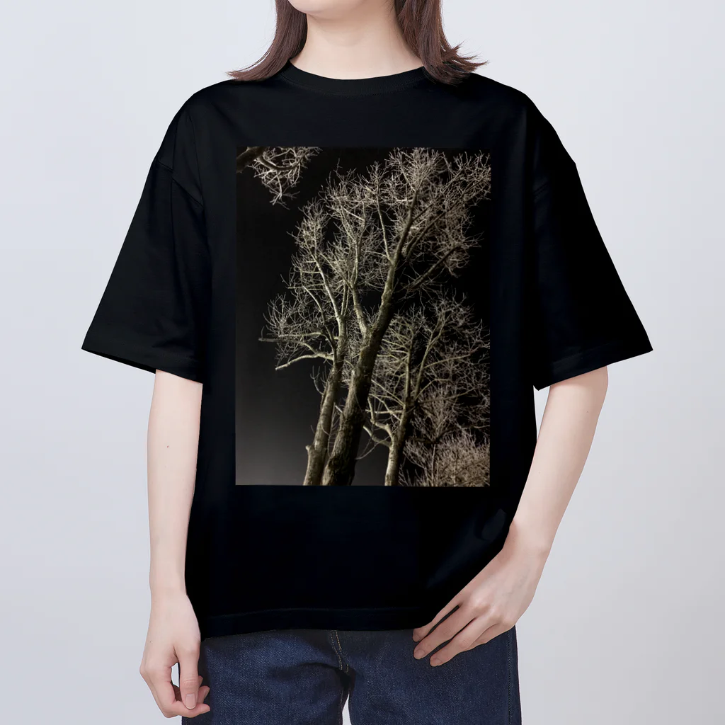 空屋　sorayakusakaの202001121944000　夜の樹木 Oversized T-Shirt