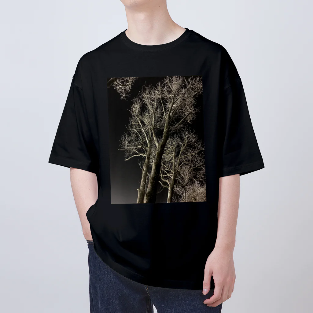 空屋　sorayakusakaの202001121944000　夜の樹木 Oversized T-Shirt