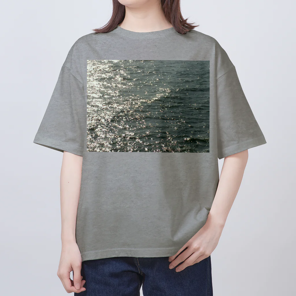 空屋　sorayakusakaの201410241247000 　海面は燻し銀 Oversized T-Shirt