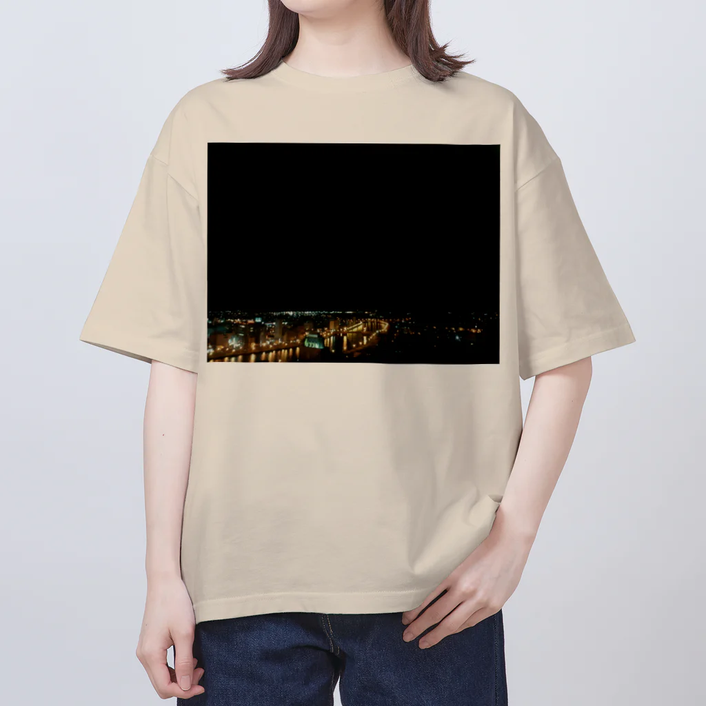 空屋　sorayakusakaの201512061854000　街明かり Oversized T-Shirt