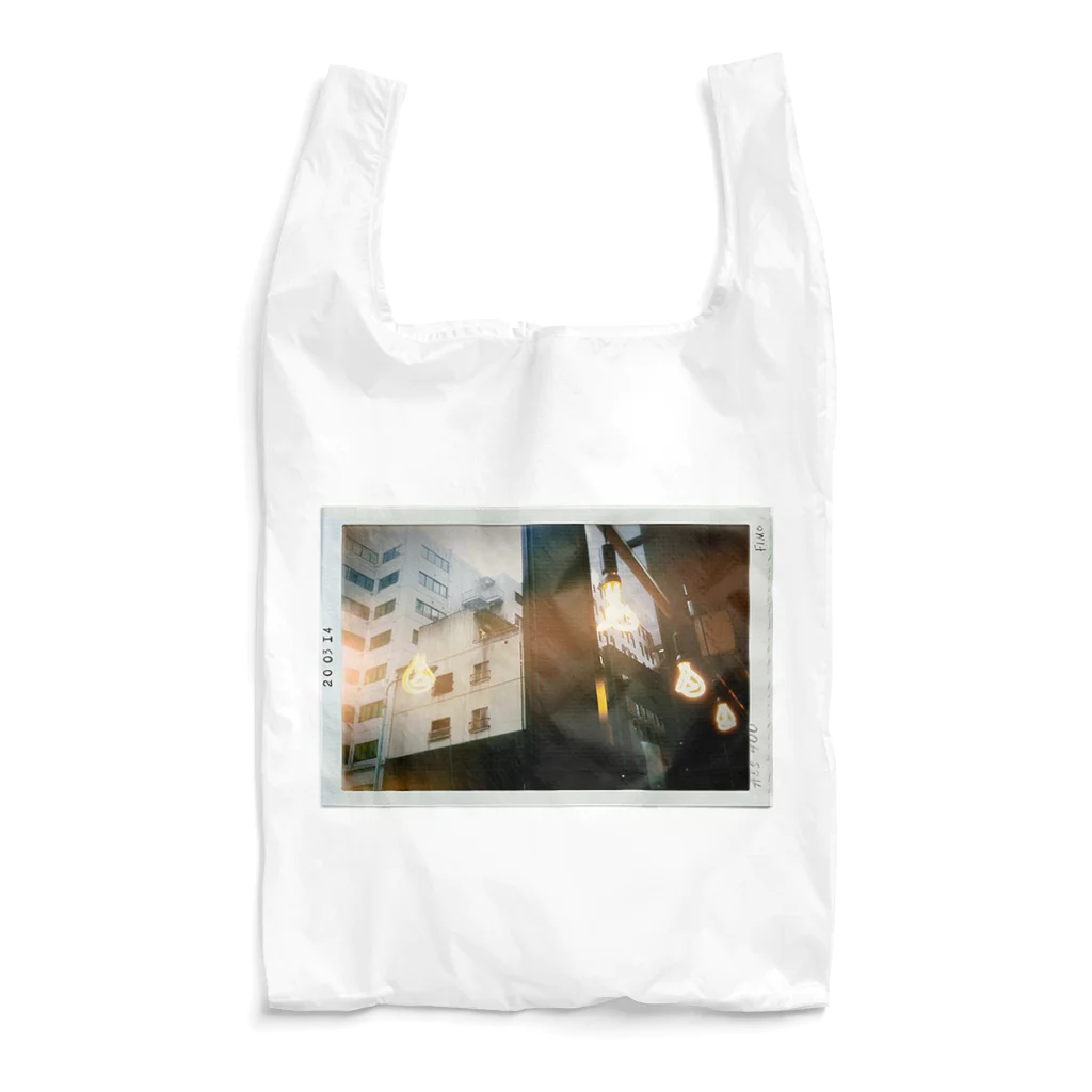 フィルムカメラと花の雨上がりの路地裏 Reusable Bag