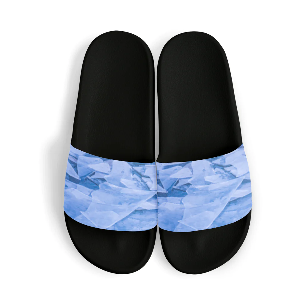 ShaGaDoのBackground material Lake surface freezing Sandals