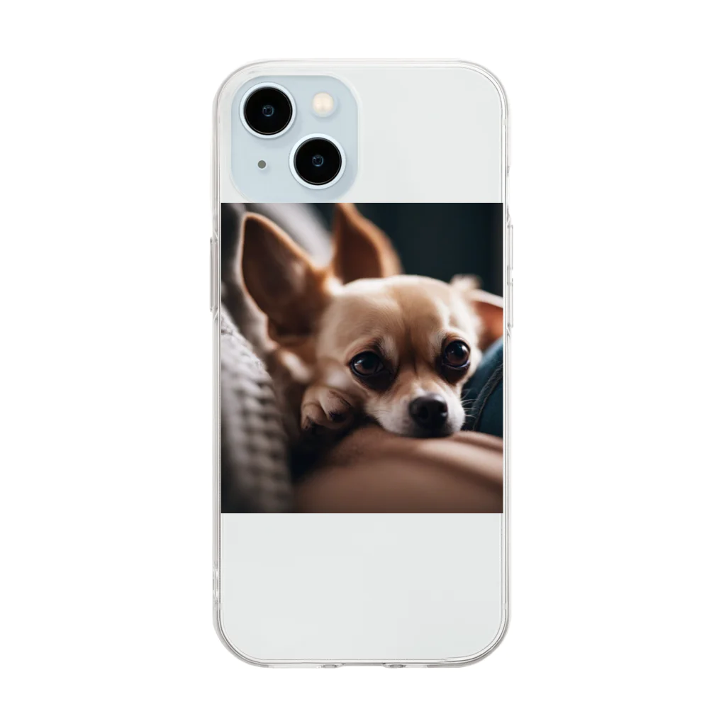 oscartakaの飼い主の足元にくっついているチワワ Soft Clear Smartphone Case