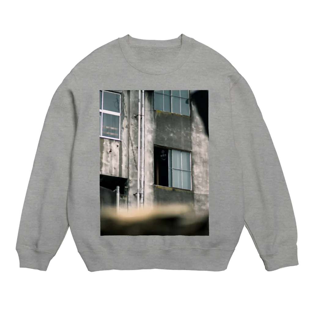 ハラシバキ商店の心霊写真(窓の女) Crew Neck Sweatshirt