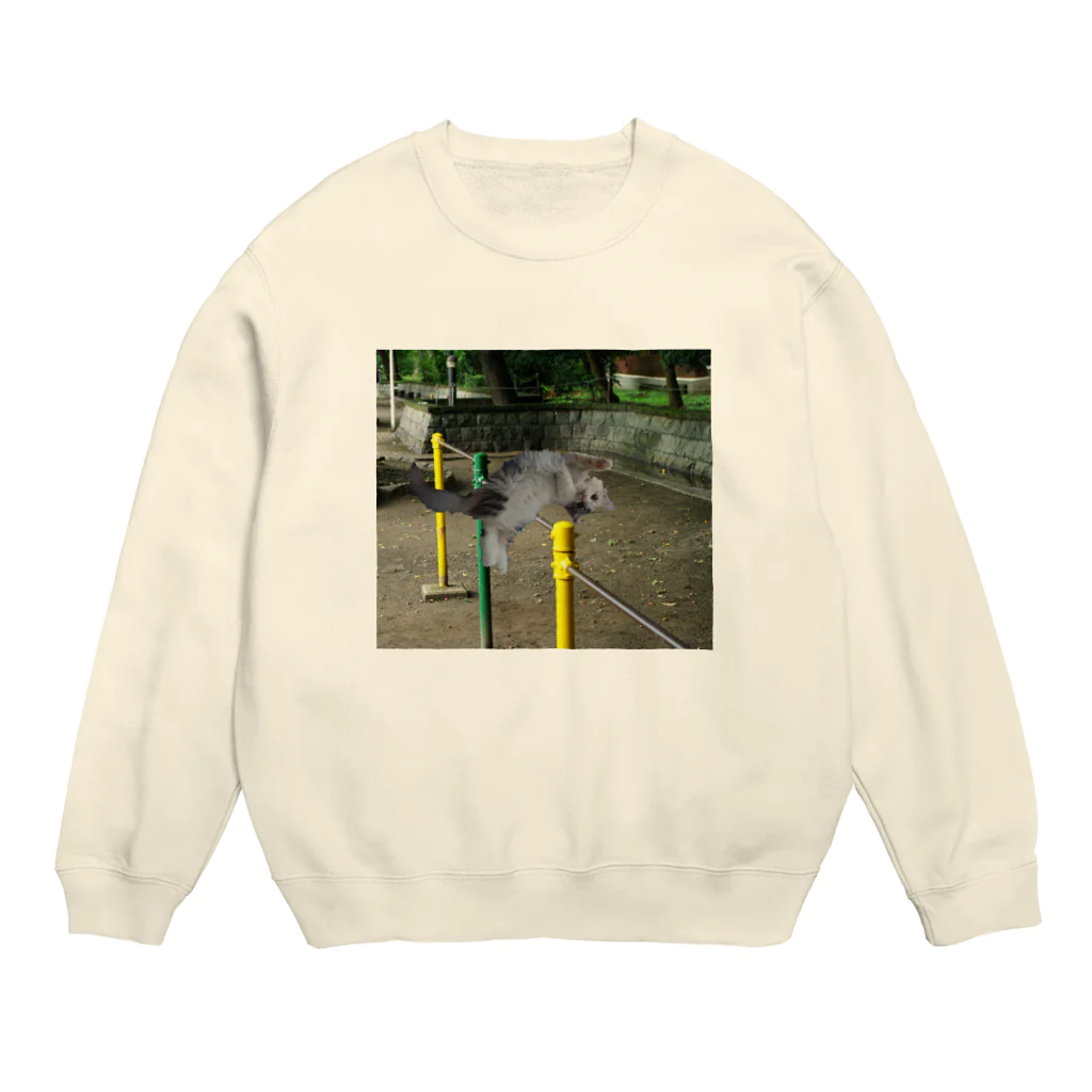 おもち屋さんの鉄棒で背面跳びするねこ Crew Neck Sweatshirt