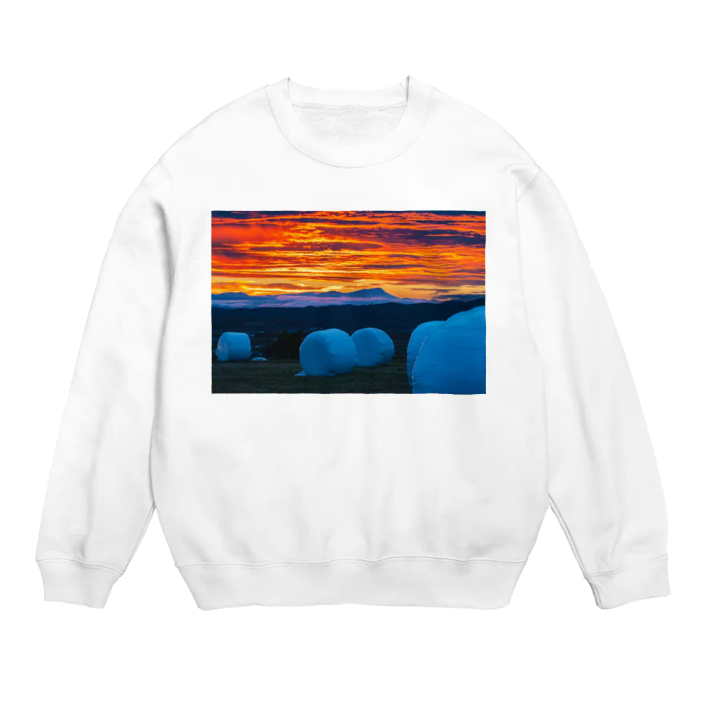 guchy-kの牧草ロールが見る朝焼け Crew Neck Sweatshirt