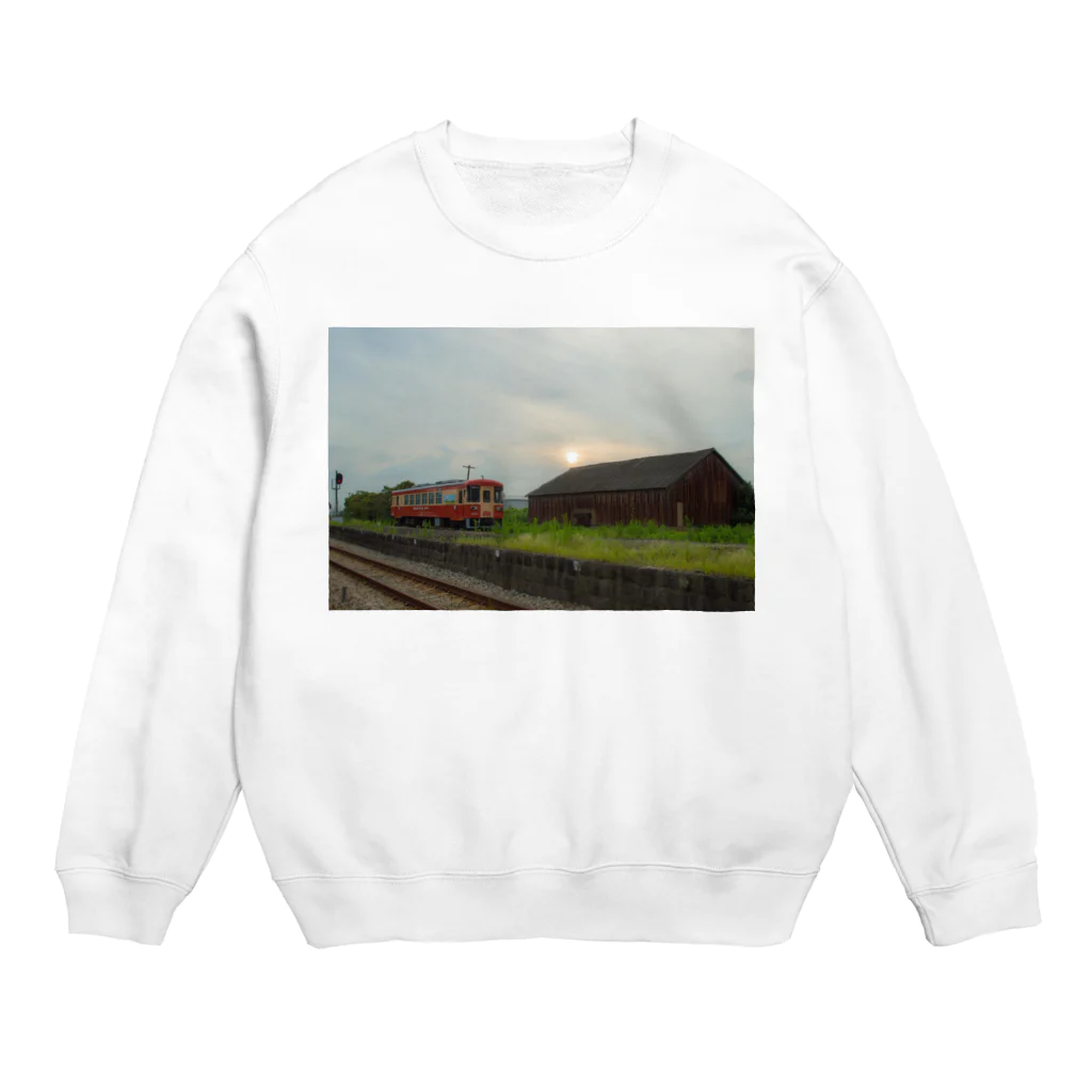 こみゐ本舗-レンズキャップをデコる人の夏の夕暮れ Crew Neck Sweatshirt