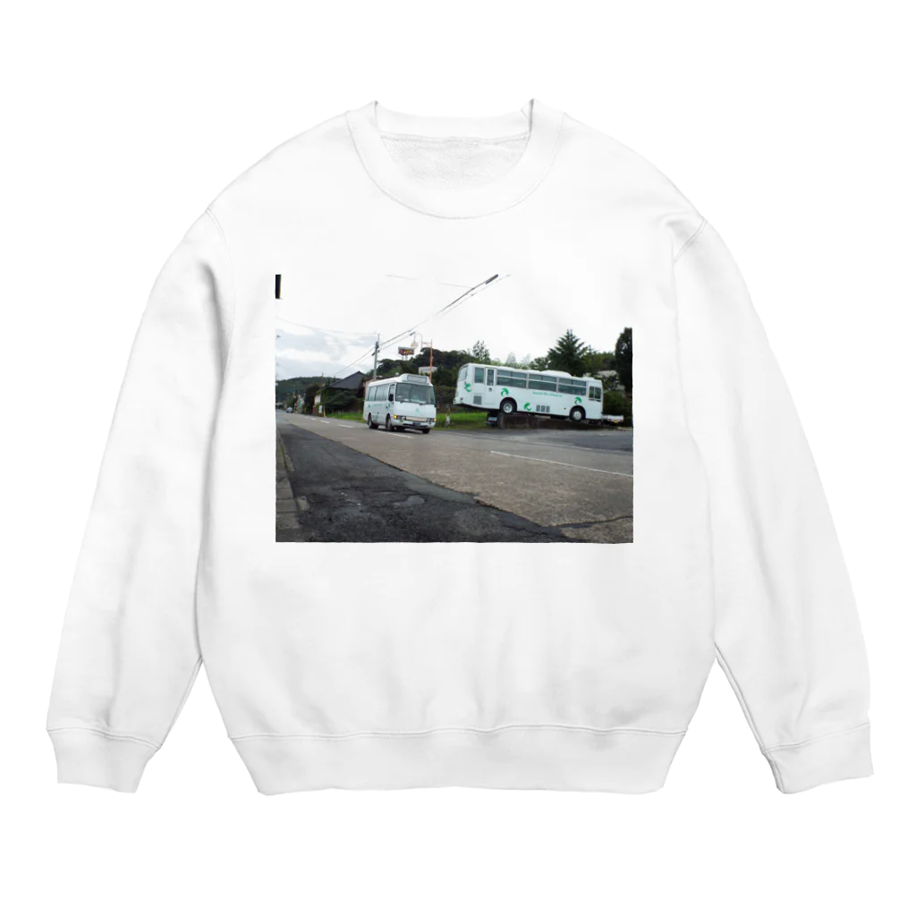 shige168の湯之元で休むバスとこけけバスが走る風景 Crew Neck Sweatshirt