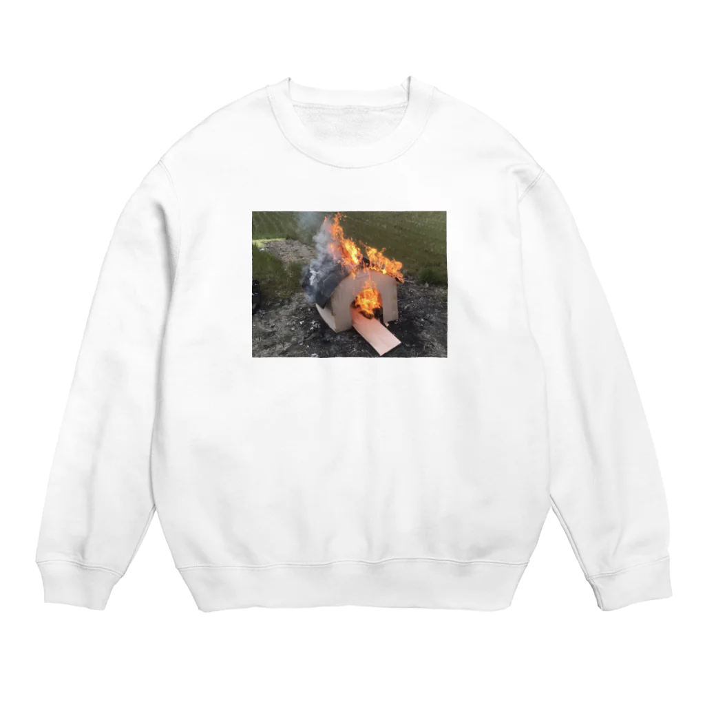 たくちゃんのわくわくショップの燃えた犬小屋 Crew Neck Sweatshirt