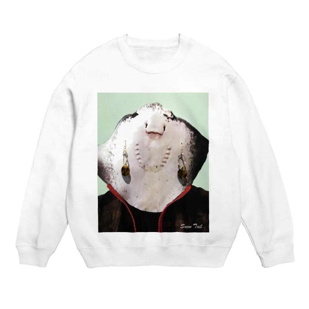 Snow Tailのピアス試着例B  Crew Neck Sweatshirt