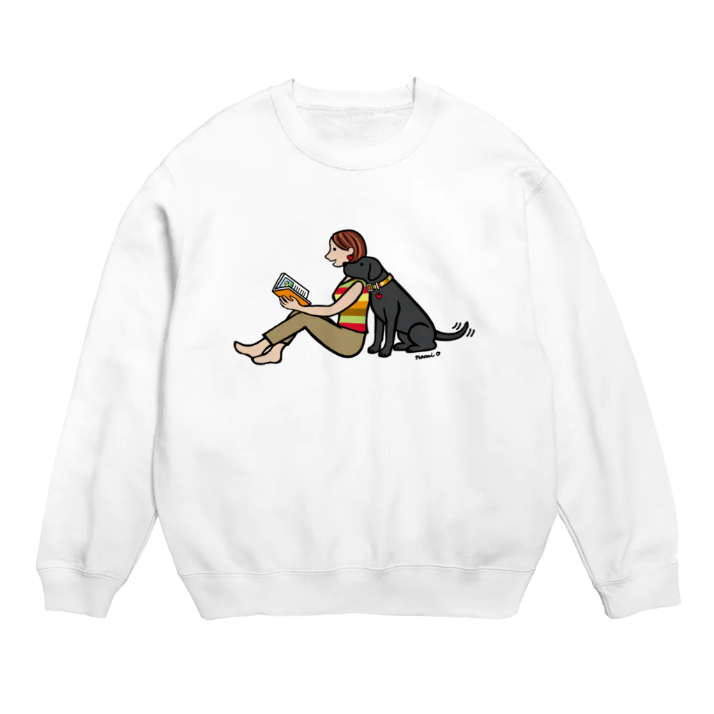 ハッピー・ラブラドールズのブラックラブラドールとママの読書の時間 Crew Neck Sweatshirt