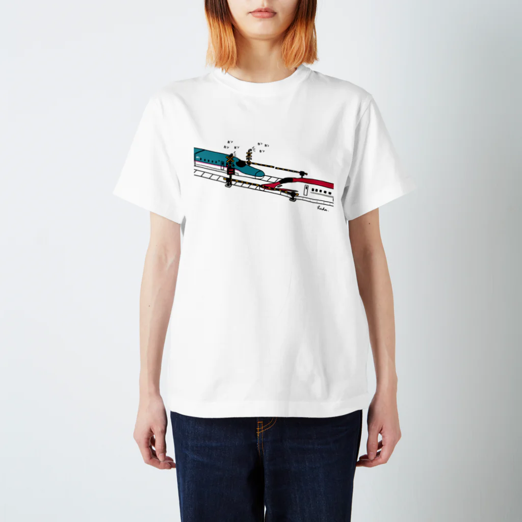 母アパレルの踏切とすれ違うはやぶさとこまち Regular Fit T-Shirt