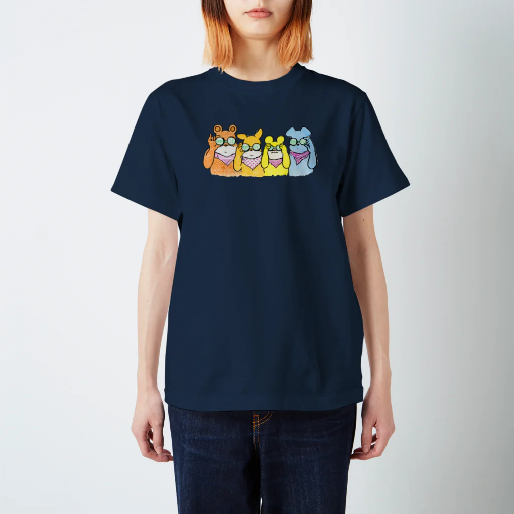 こぐまノートのグッズやさん(ミナックル)のガチャガチャを目にあてるクマたち スタンダードTシャツ