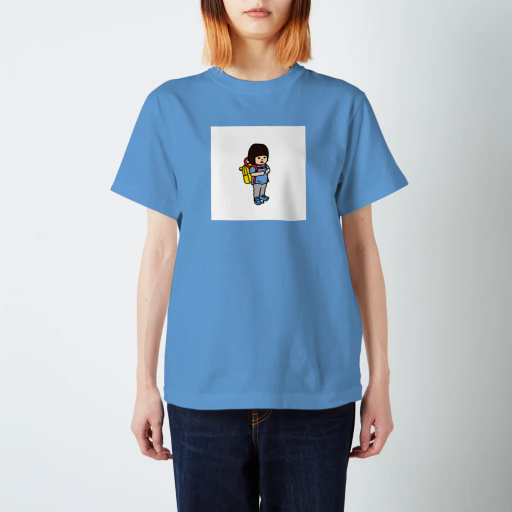 はすじろうにうにのリュック姿の幼児 Regular Fit T-Shirt