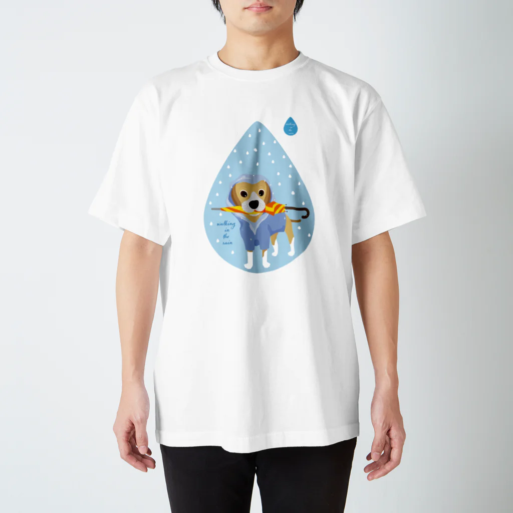 まみおデザインのin the rain お迎えだワン！ Regular Fit T-Shirt