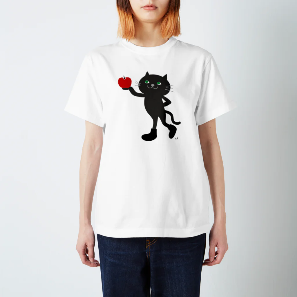 Boo houseの長靴黒ネコとりんご Regular Fit T-Shirt