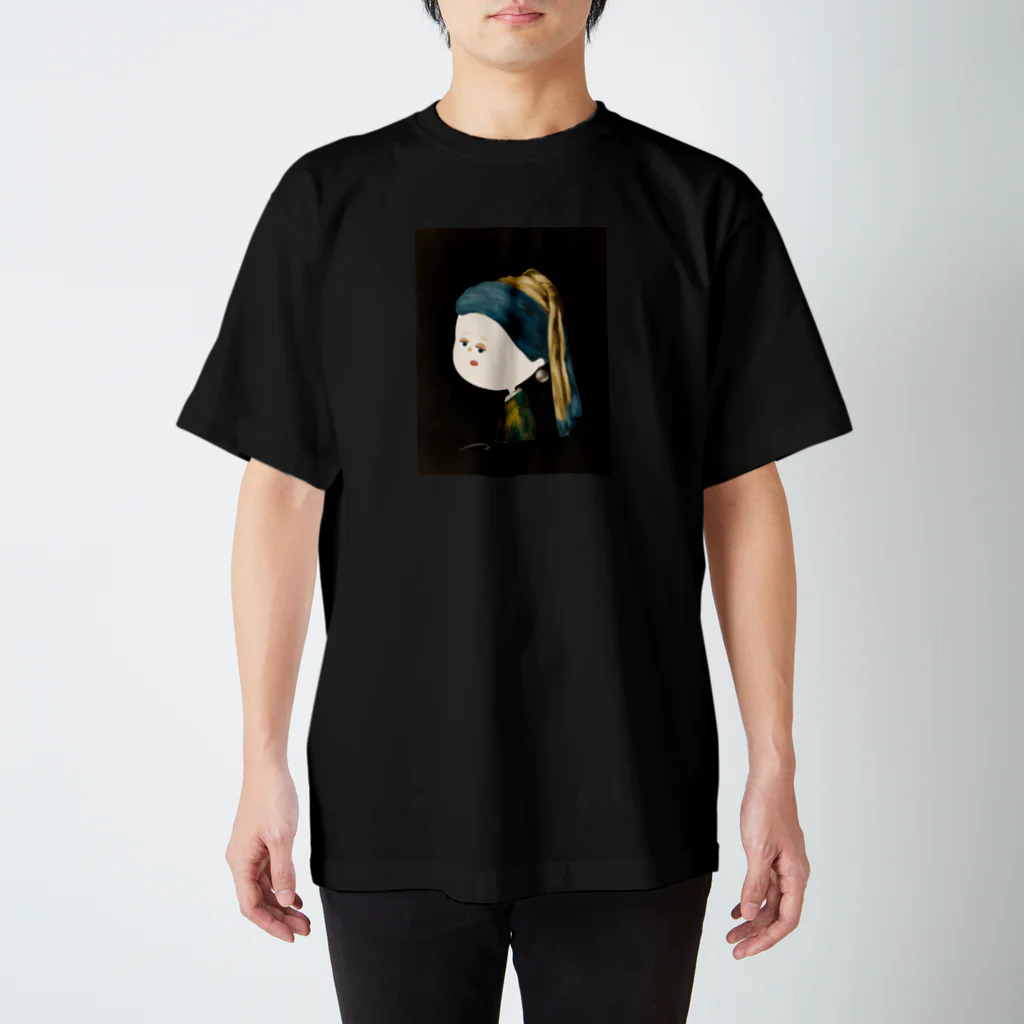 mmmmの真珠の耳飾りの少女 by mmmm Regular Fit T-Shirt