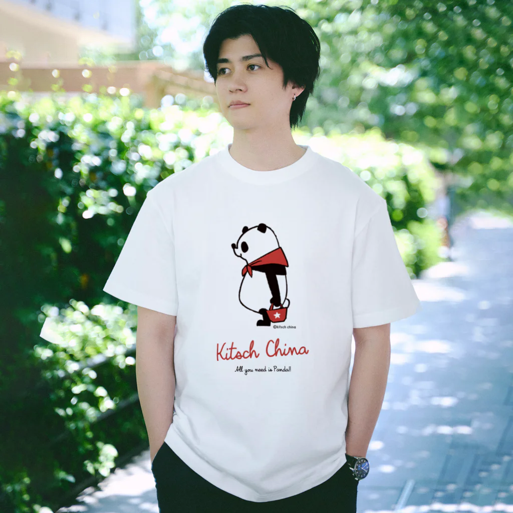キッチュの赤スカーフパンダ Regular Fit T-Shirt
