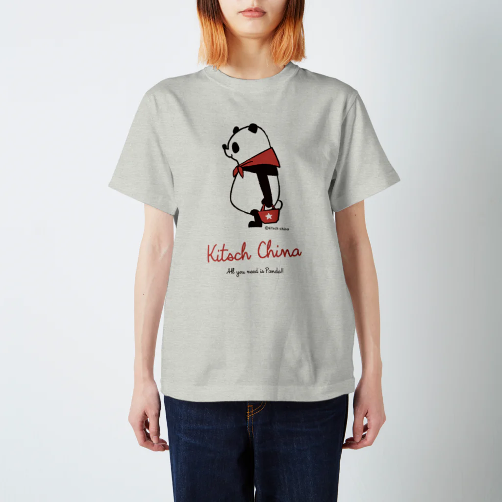 キッチュの赤スカーフパンダ Regular Fit T-Shirt