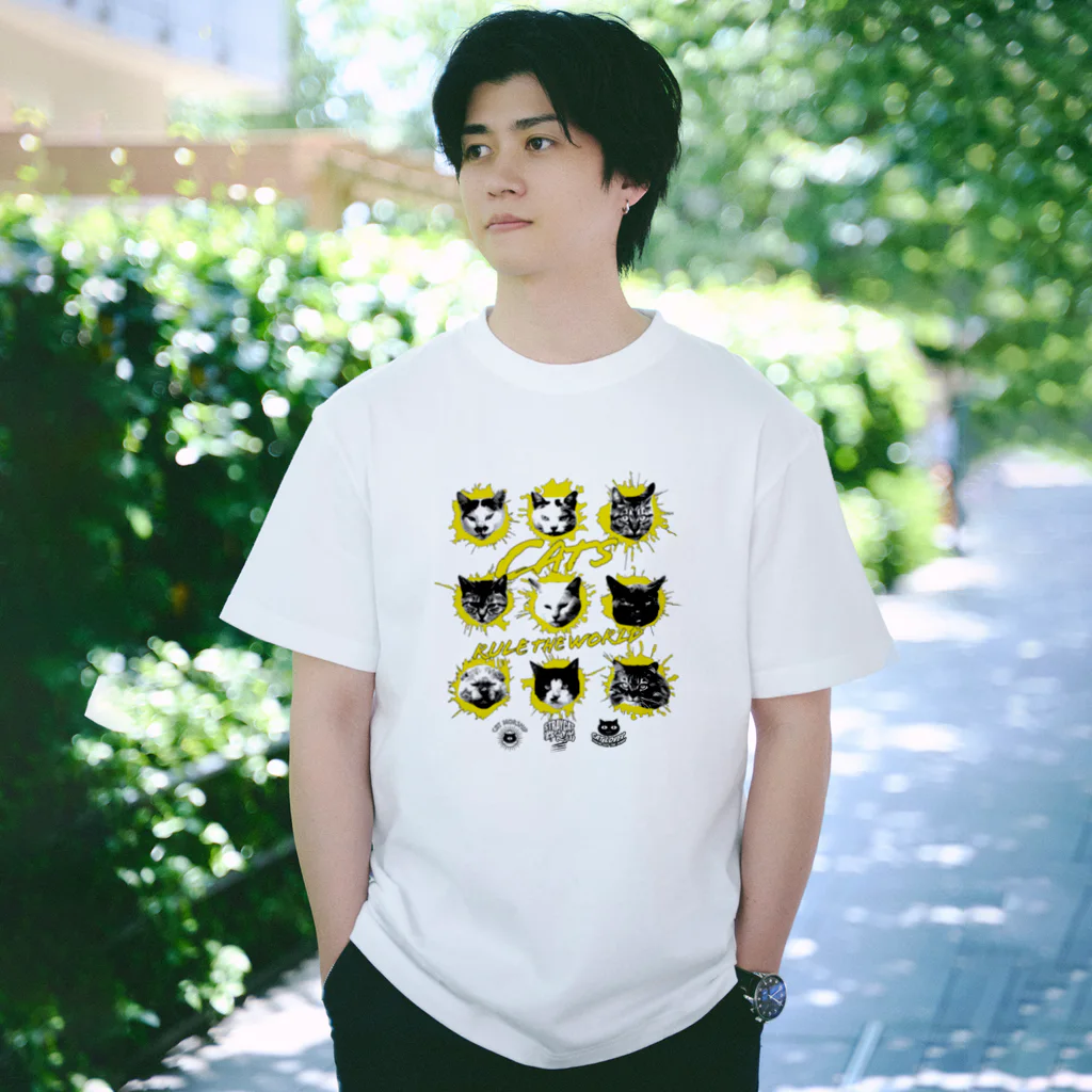 LONESOME TYPE ススの猫が世界を支配する9FACES（黄） Regular Fit T-Shirt