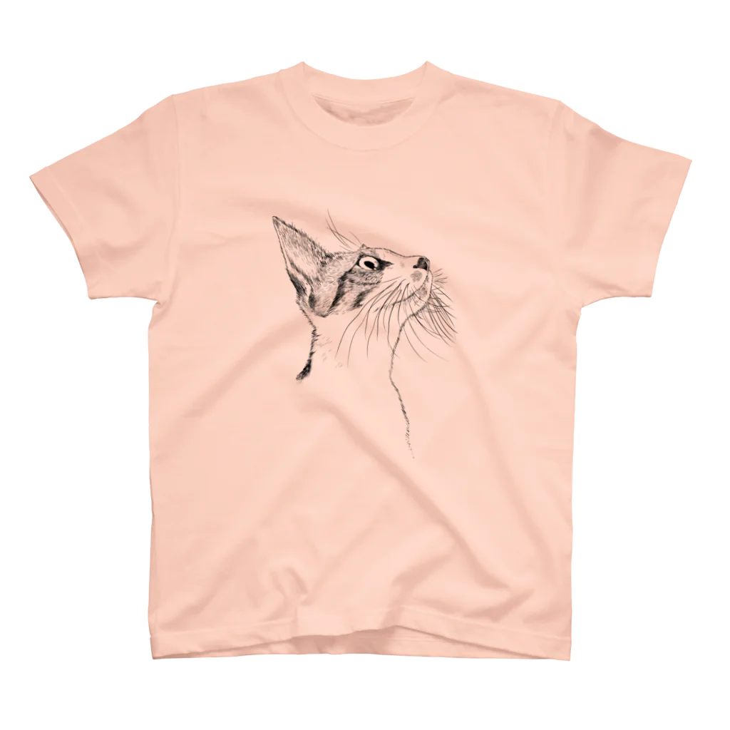 あくび猫とふとん(byそらあーつ)のほっそりキジトラ白猫ちゃん、上を見ている スタンダードTシャツ