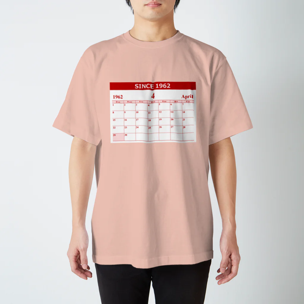 moimoi365／誕生日カレンダーアイテム専門店の1962年4月生まれ(昭和37年)　生年月カレンダー 還暦祝い Regular Fit T-Shirt